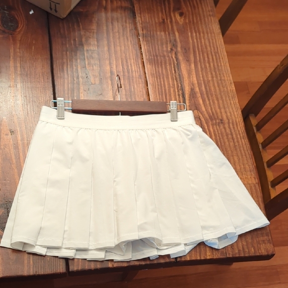 Aero Dwntme White Athletic Skort Size Medium - Picture 3 of 4